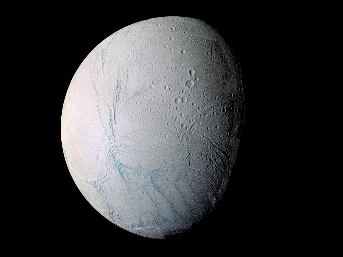 Светлая сторона планеты на черном фоне