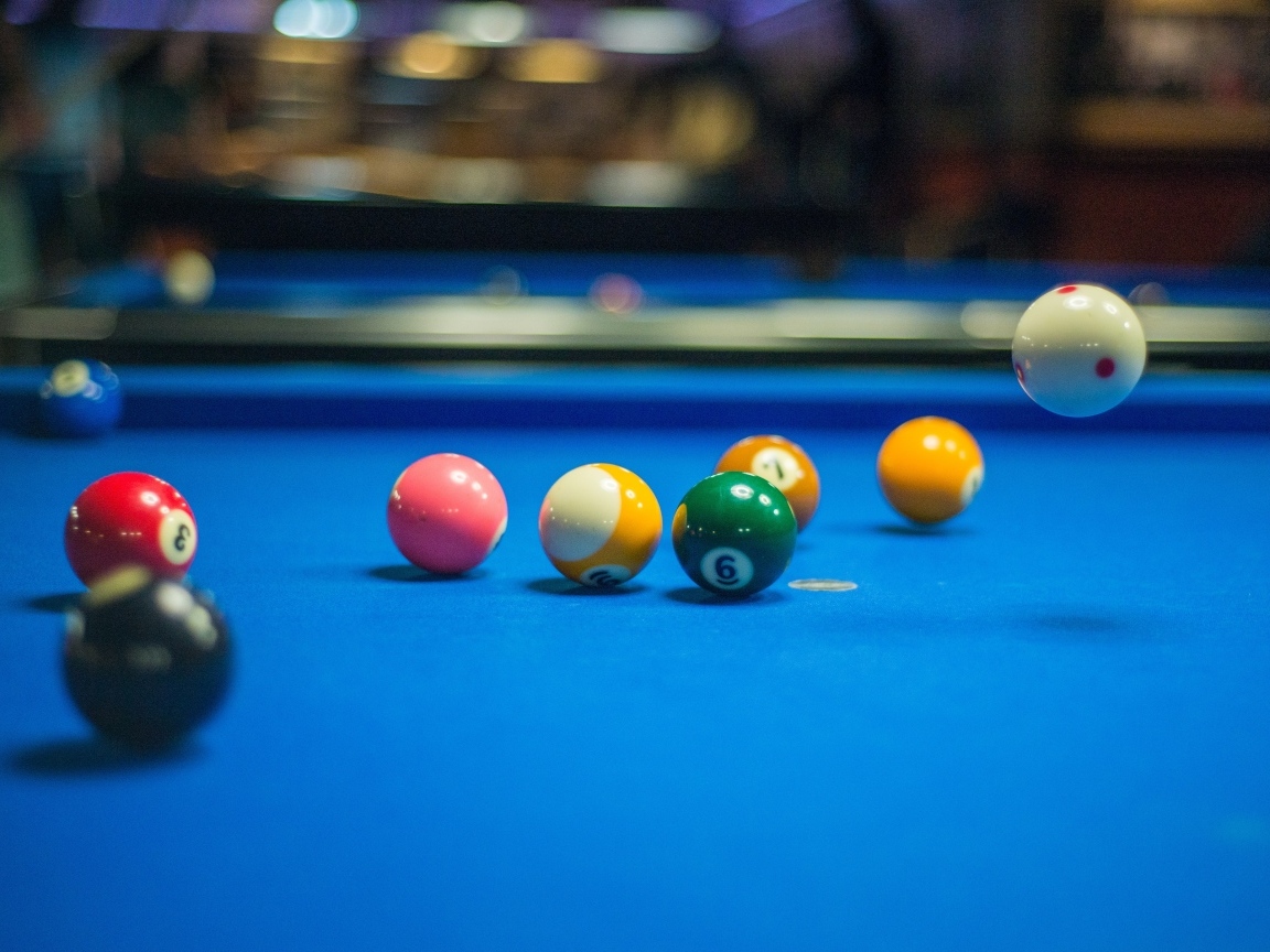 Шары для бильярда на голубом столе
