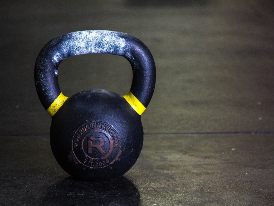 Большая железная гиря 