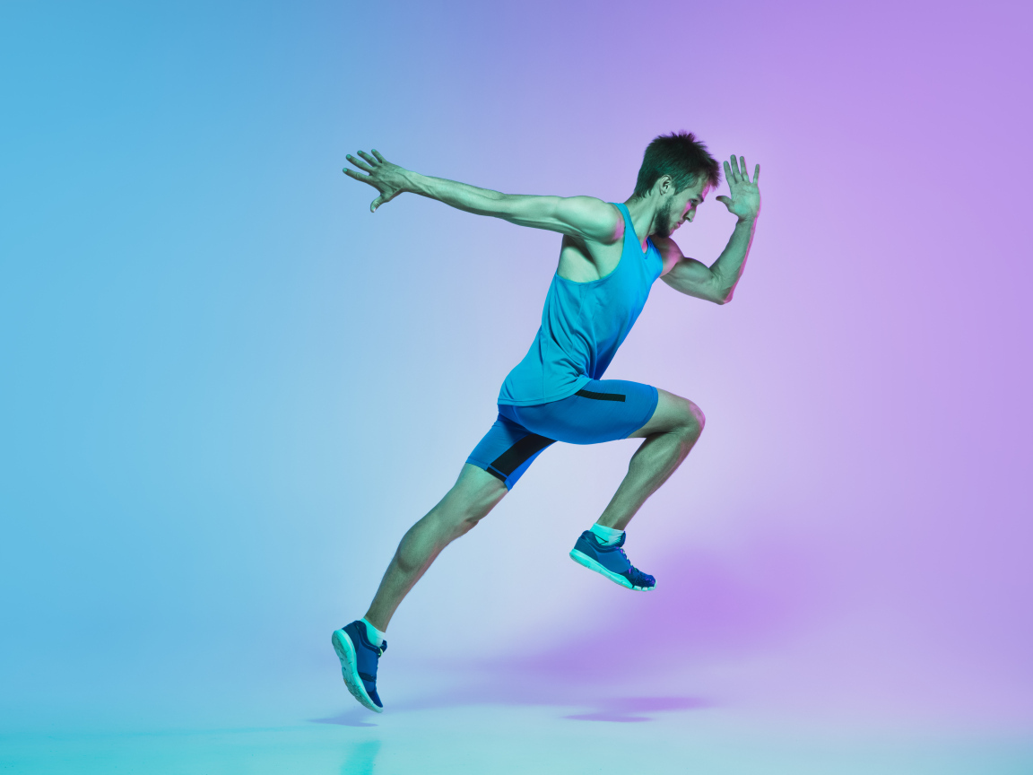 Мужчина бегун позирует для фото 