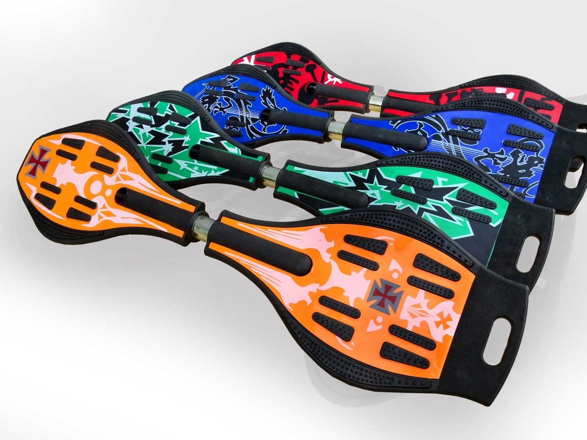 Разноцветные скейтборды на сером фоне