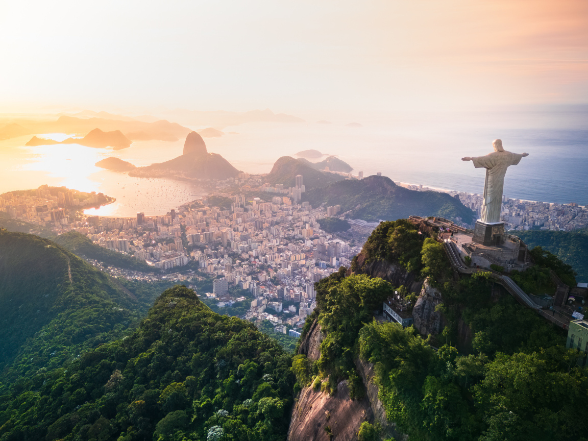 Памятник на вершине скалы Рио-Де-Жанейро, Бразилия