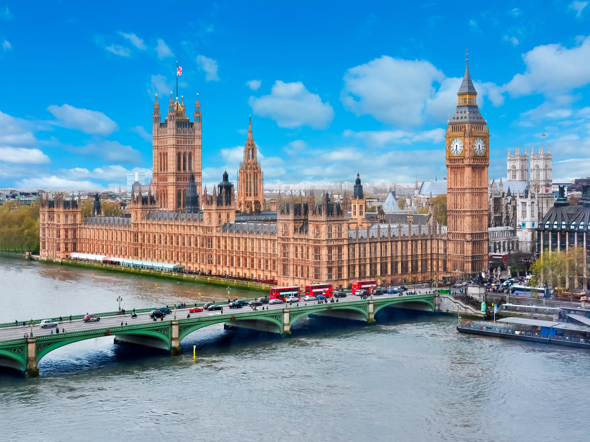 Башня Биг Бена у реки, Лондон. Англия