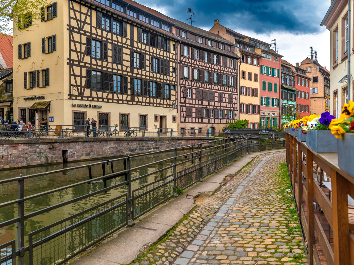 Красивые дома у водного канала, Страсбург. Франция