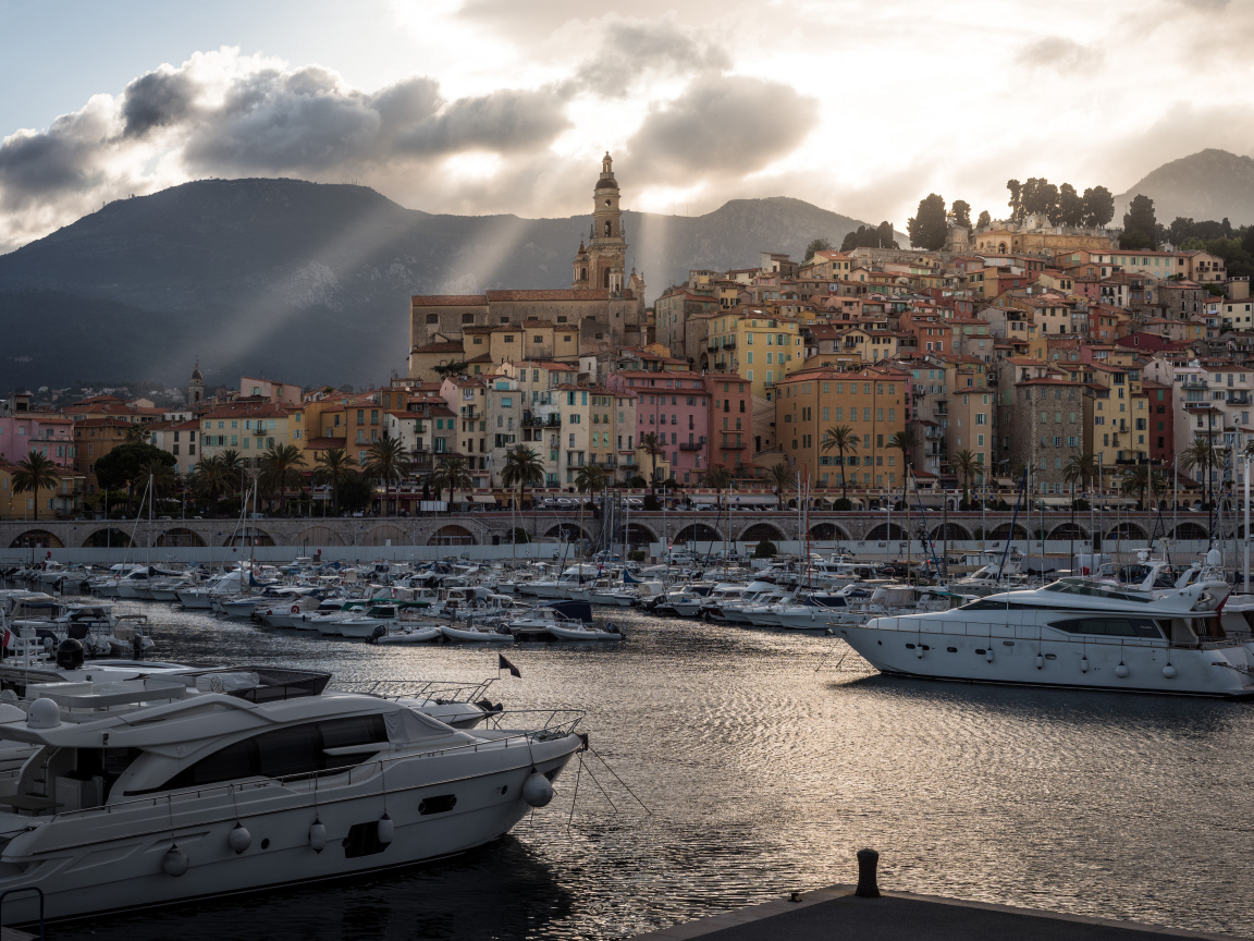 Лодки у причала на фоне города, Франция