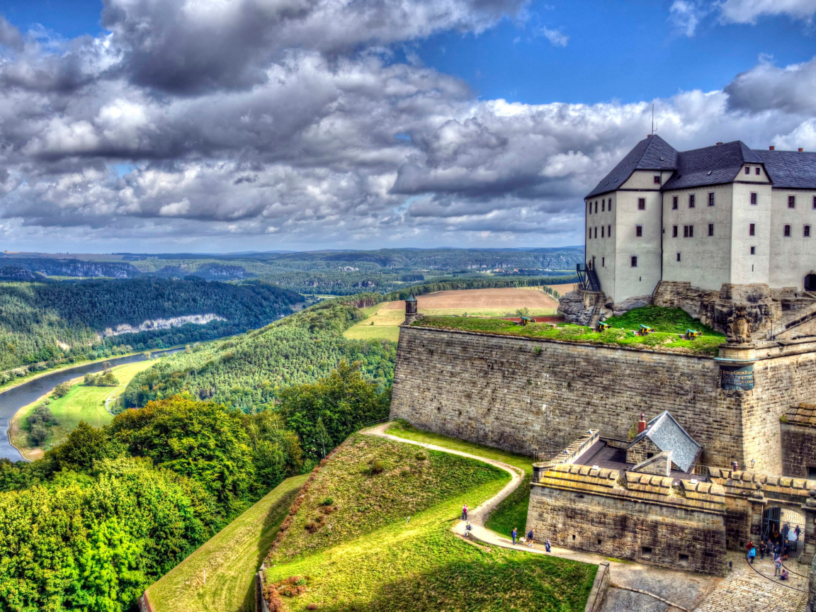 Красивый вид на замок и реку в городе Кёнигштайн, Германия