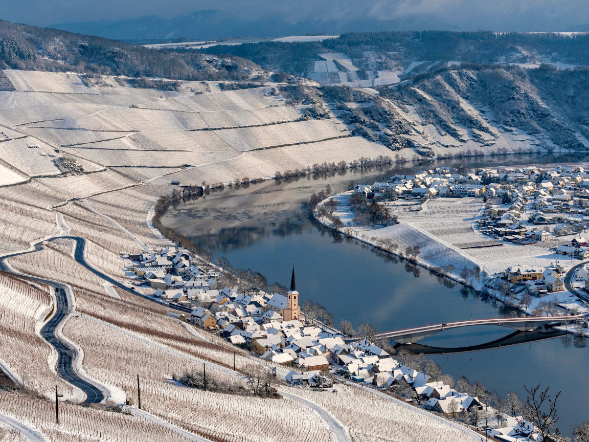 Дома и поля у реки зимой, Германия
