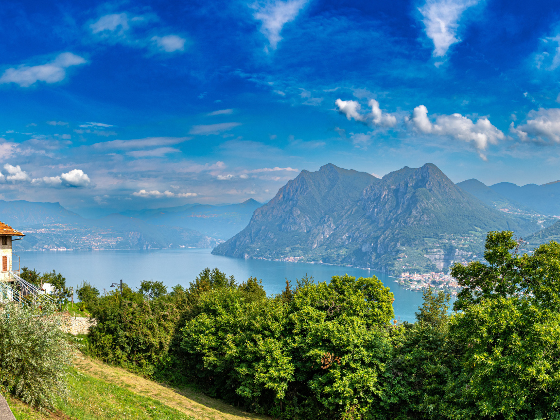 Красивый вид на озеро и горы под голубым небом, Италия