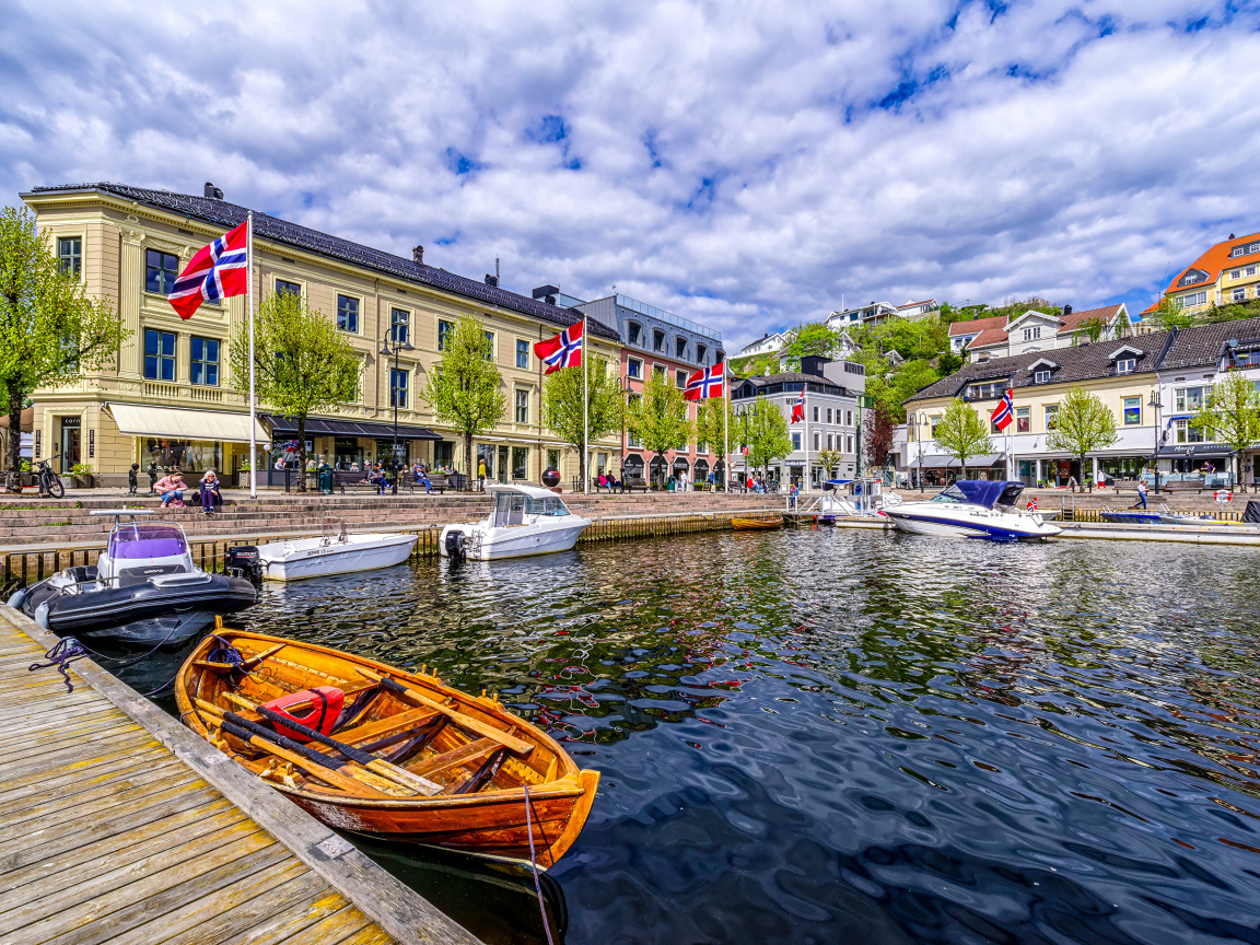 Лодки у причала в городе, Норвегия