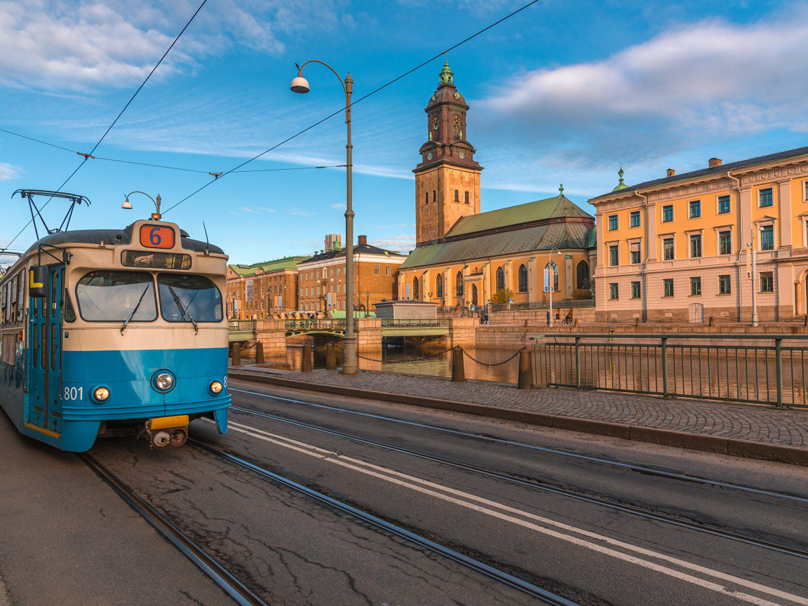 Старый трамвай едет по улице города Швеция