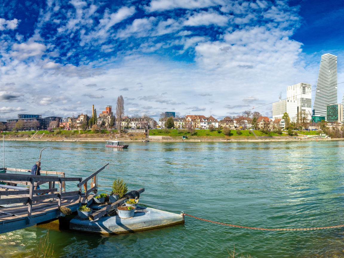 Красивый вид на город Базель у реки, Швейцария