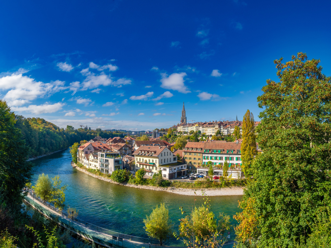 Вид на дома у реки в городе Берн, Швейцария