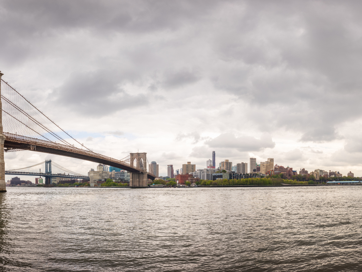 Мост через реку с видом на город Нью-Йорк, США