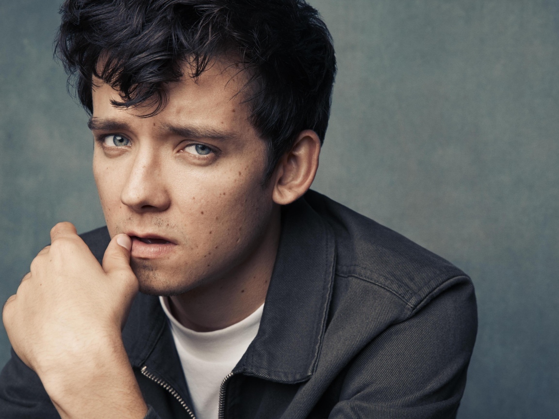 Актер Эйса Баттерфилд на сером фоне