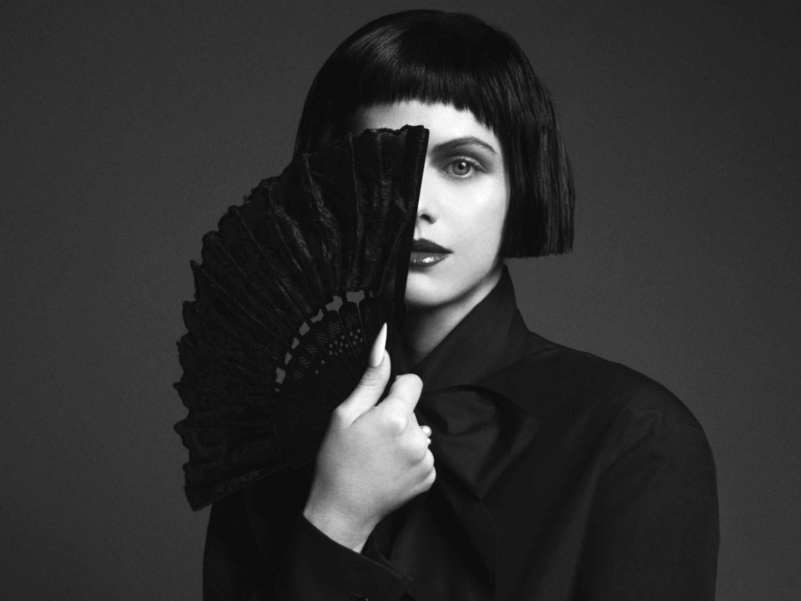 Актриса Александра Даддарио с веером в руках черно-белое фото