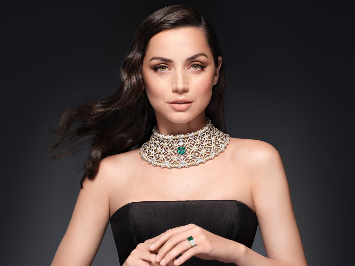 Актриса Ана де Армас с дорогим украшением на шее