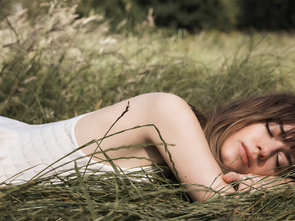 Актриса Дейзи Эдгар-Джонс лежит в зеленой траве