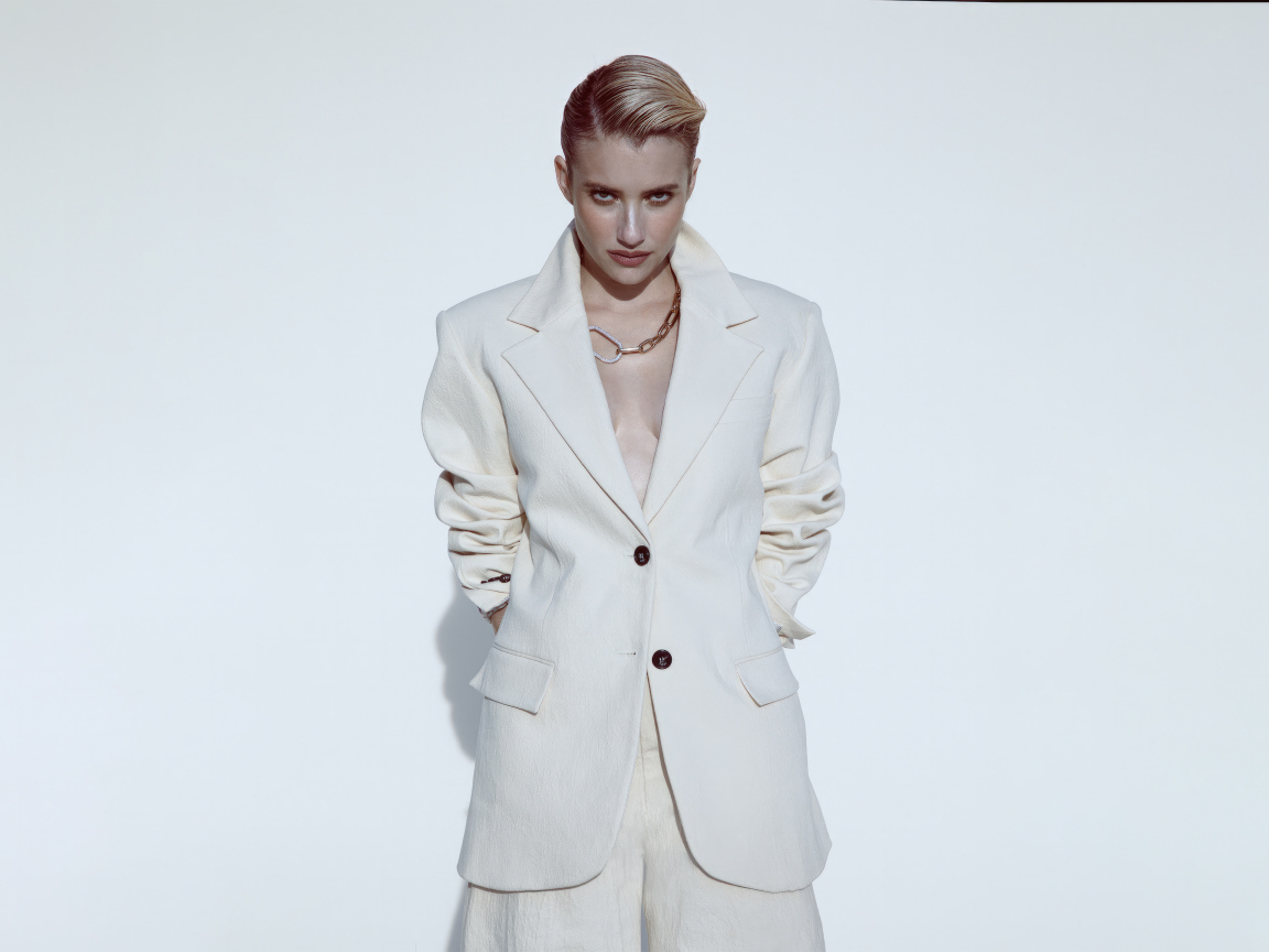 Актриса Эмма Робертс в стильном белом костюме