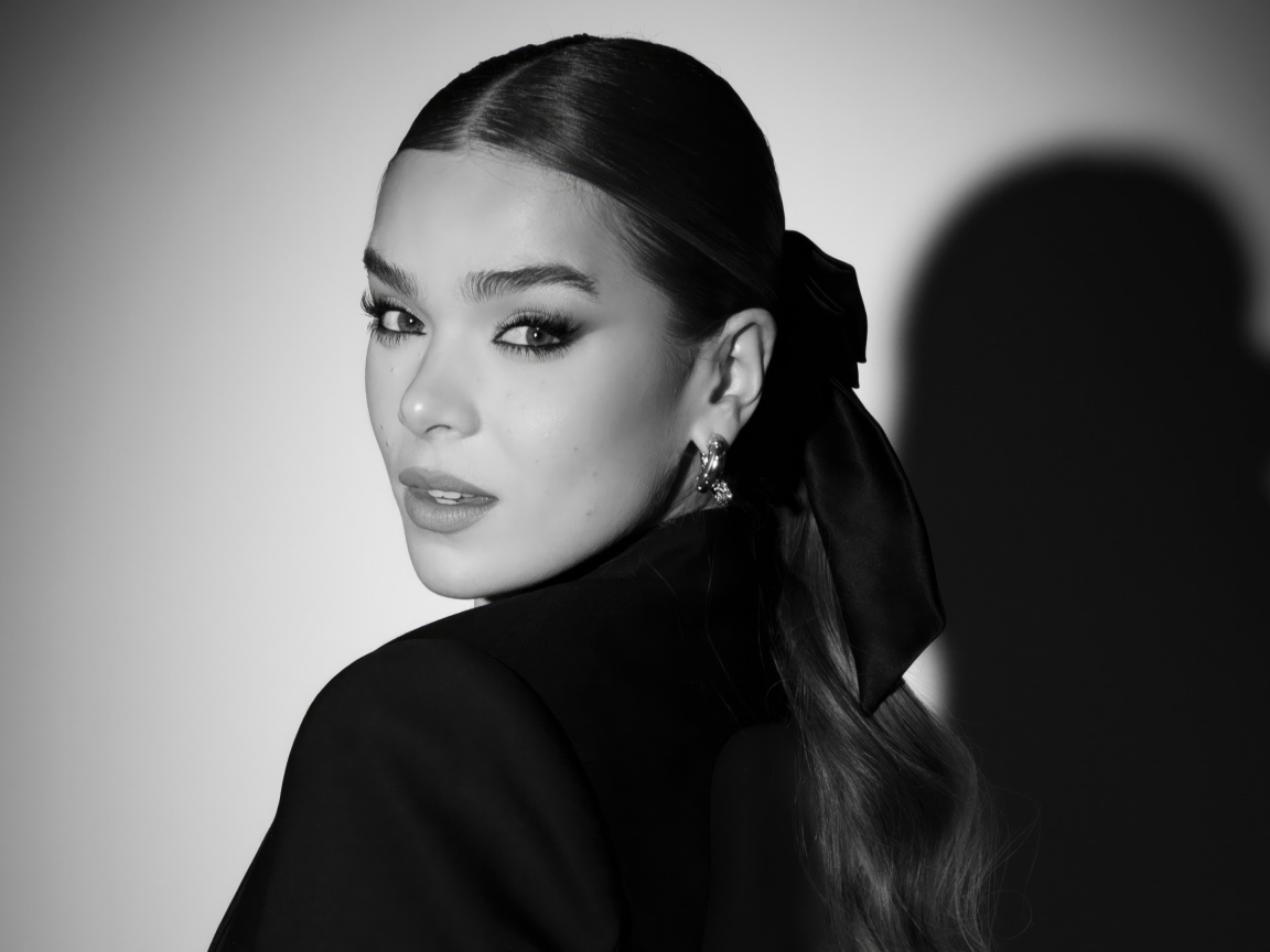 Актриса Хейли Стейнфилд позирует на сером фоне