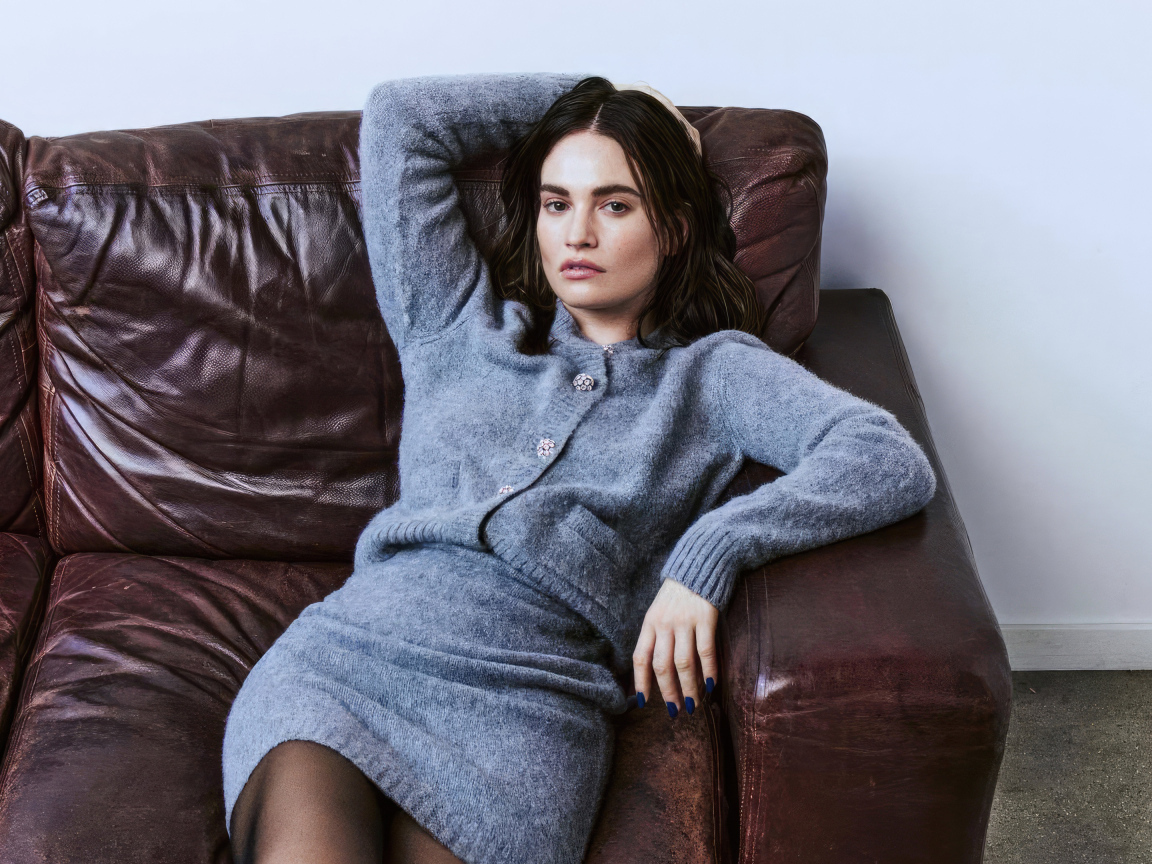 Актриса Лили Джеймс лежит на диване