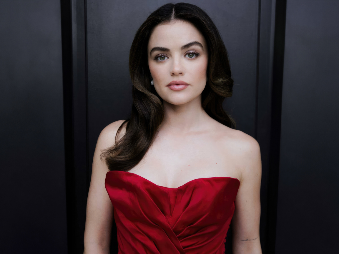 Актриса Люси Хейл в красном платье у серой стены