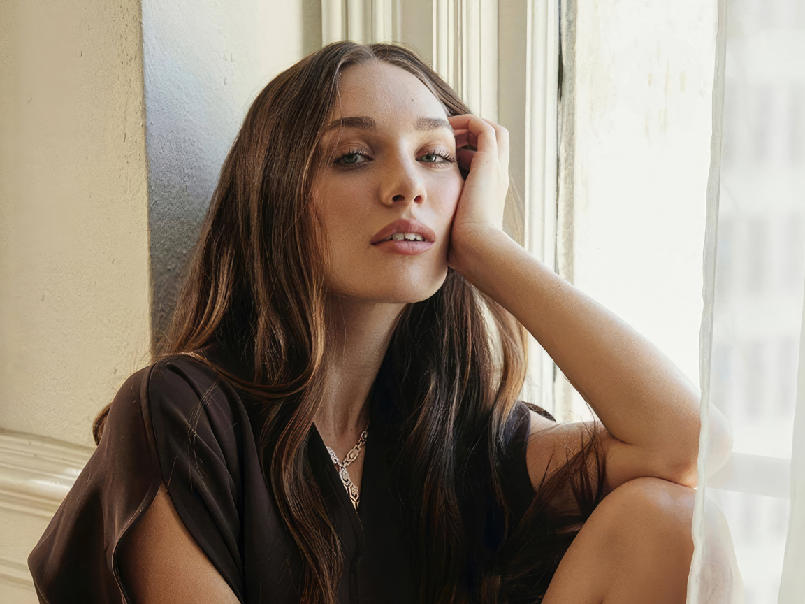 Актриса Мэдди Зиглер сидит у окна