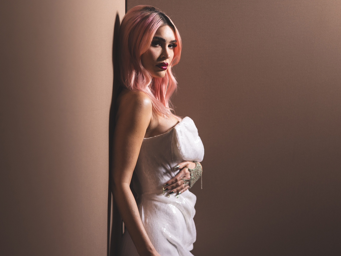 Актриса Меган Фокс с розовыми волосами в белом платье