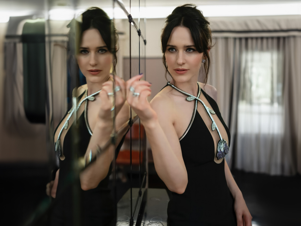 Актриса Рэйчел Броснахэн смотрит на свое отражение