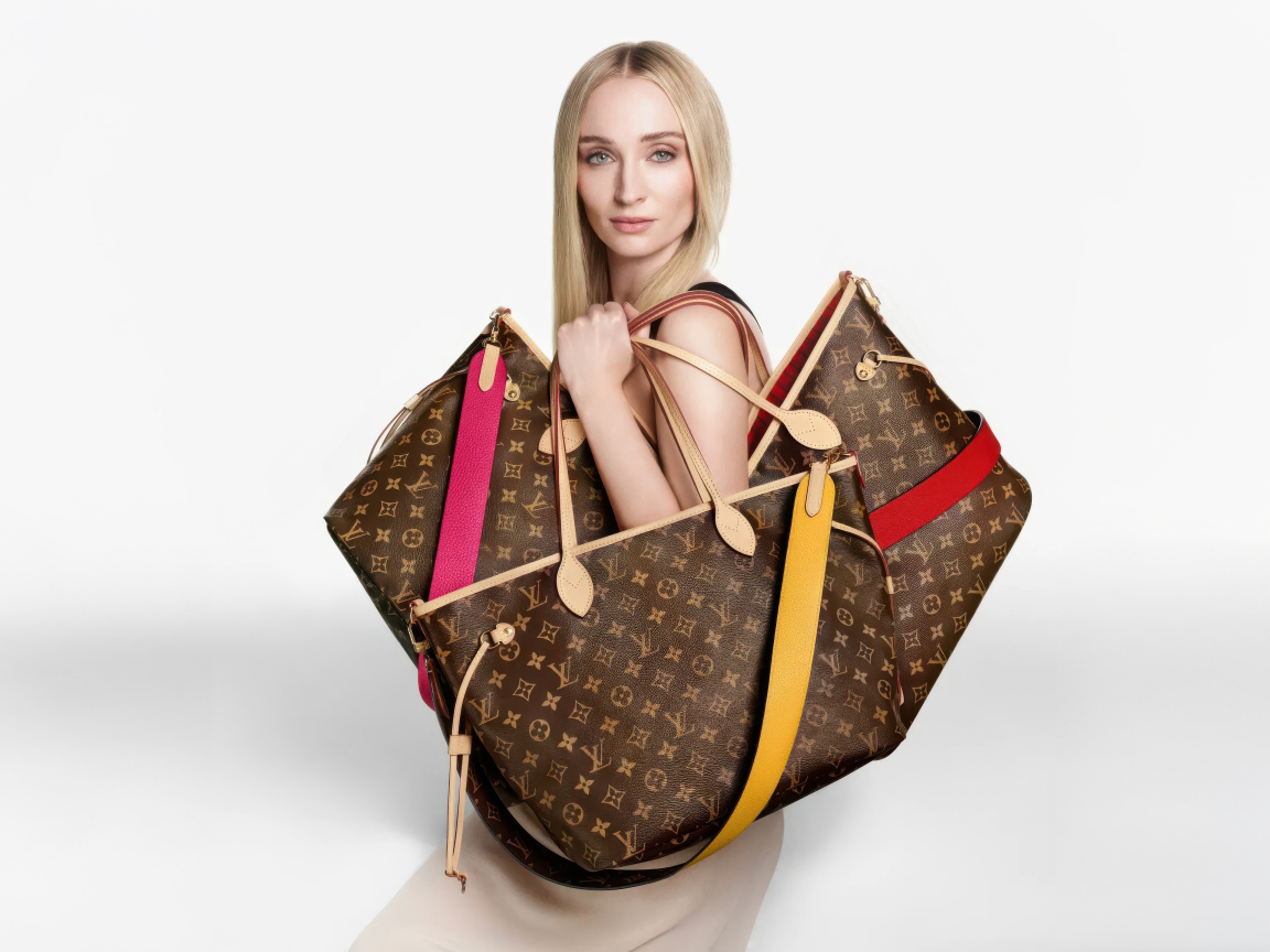 Актриса Софи Тернер с тремя сумками Луи Виттон