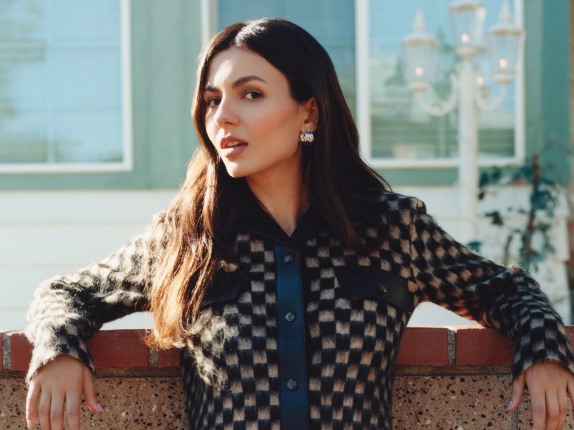 Актриса Виктория Джастис в теплой кофте