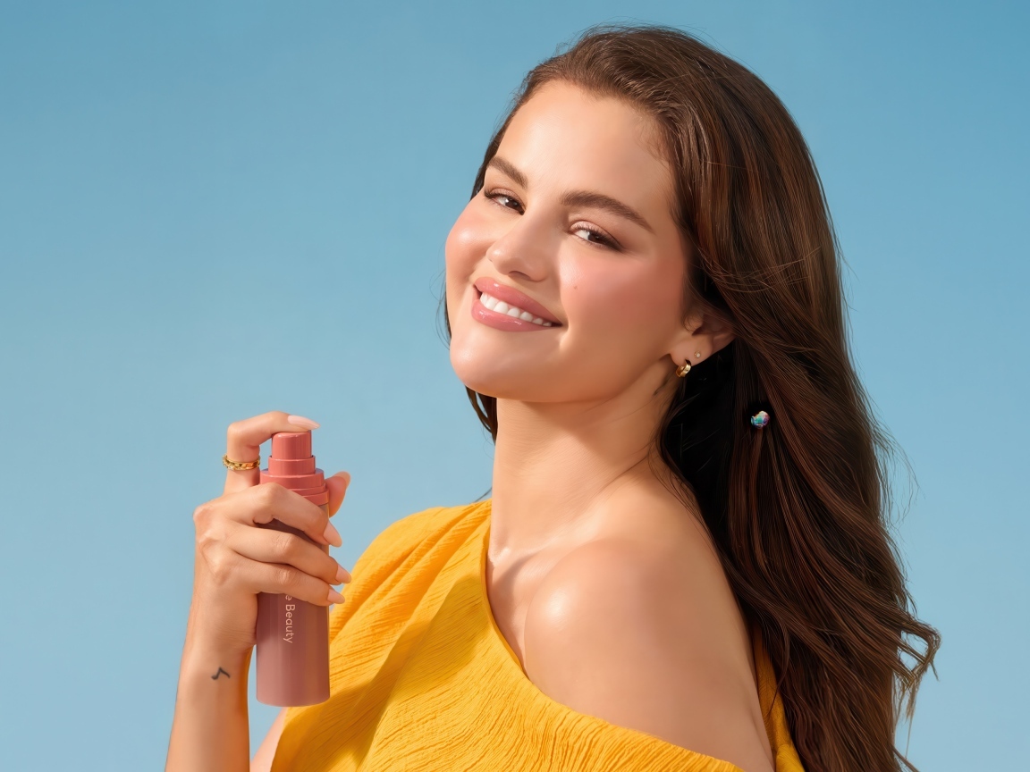 Актриса и певица Селена Гомес со спреем в руках