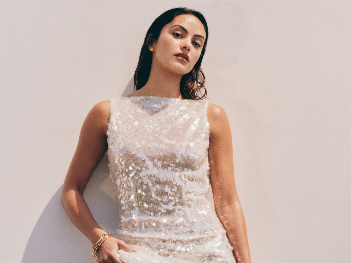 Американская актриса Камила Мендес в блестящем платье