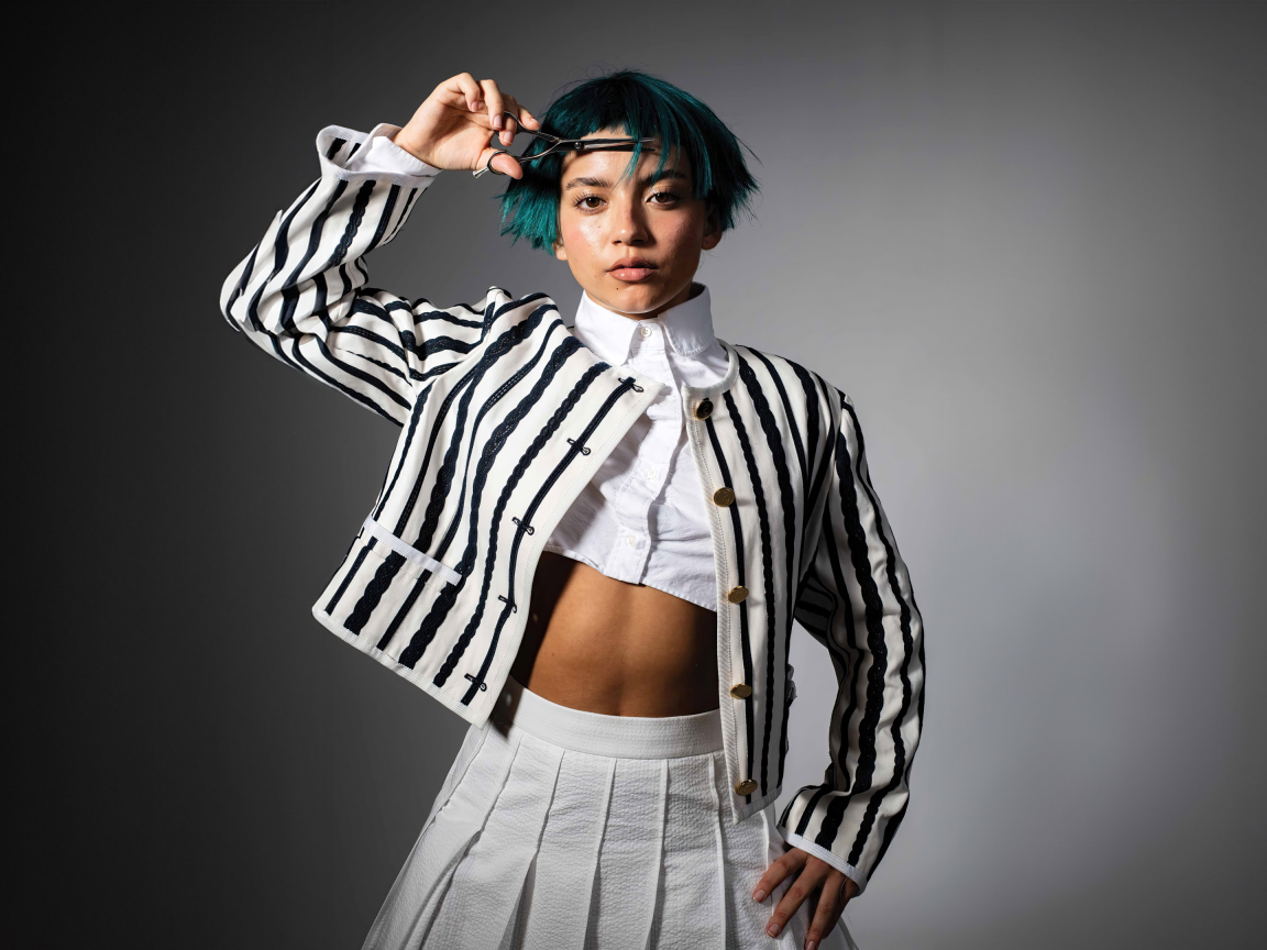 Американская актриса Изабела Мерсед с зелеными волосами на сером фоне