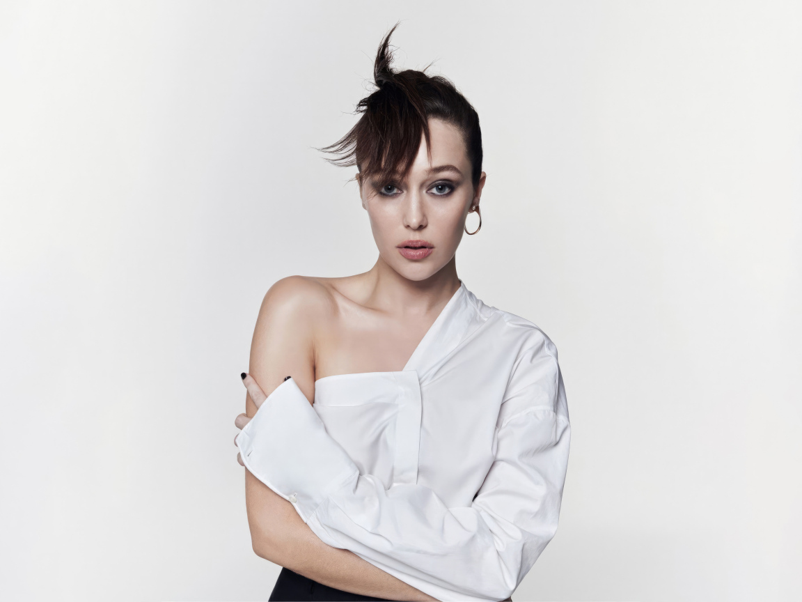 Австралийская актриса Алиша Дебнем-Кэри в белой рубашке