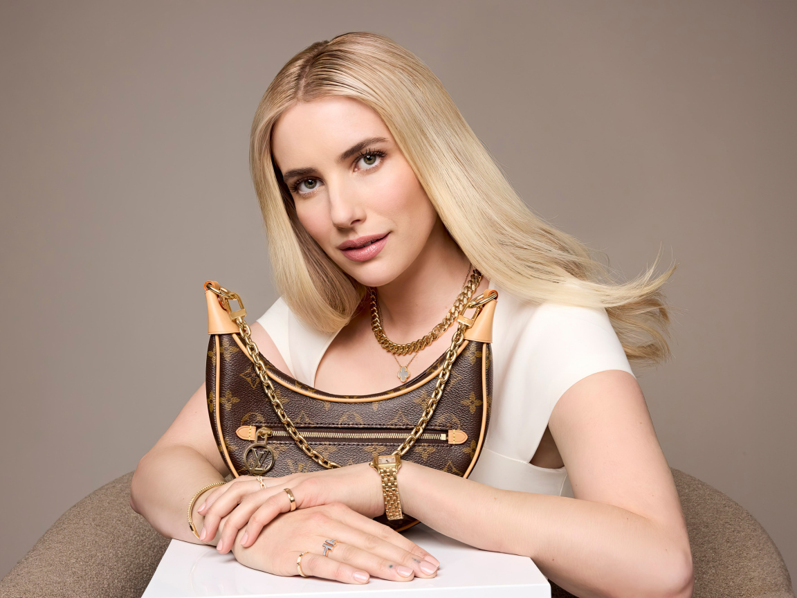 Красивая девушка блондинка, актриса Эмма Робертс с  сумочкой