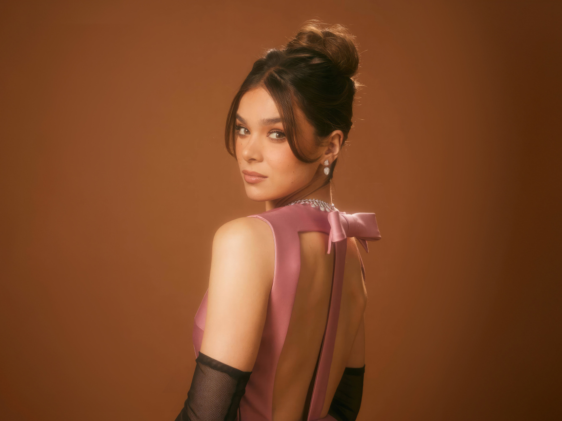 Красивая девушка актриса Хейли Стейнфилд с прической на голове