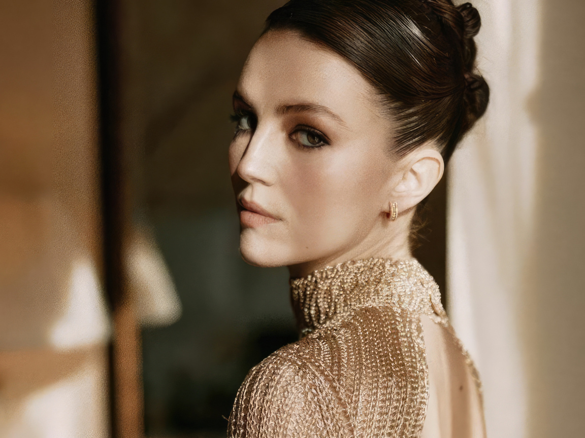 Красивая молодая актриса Элла Хант