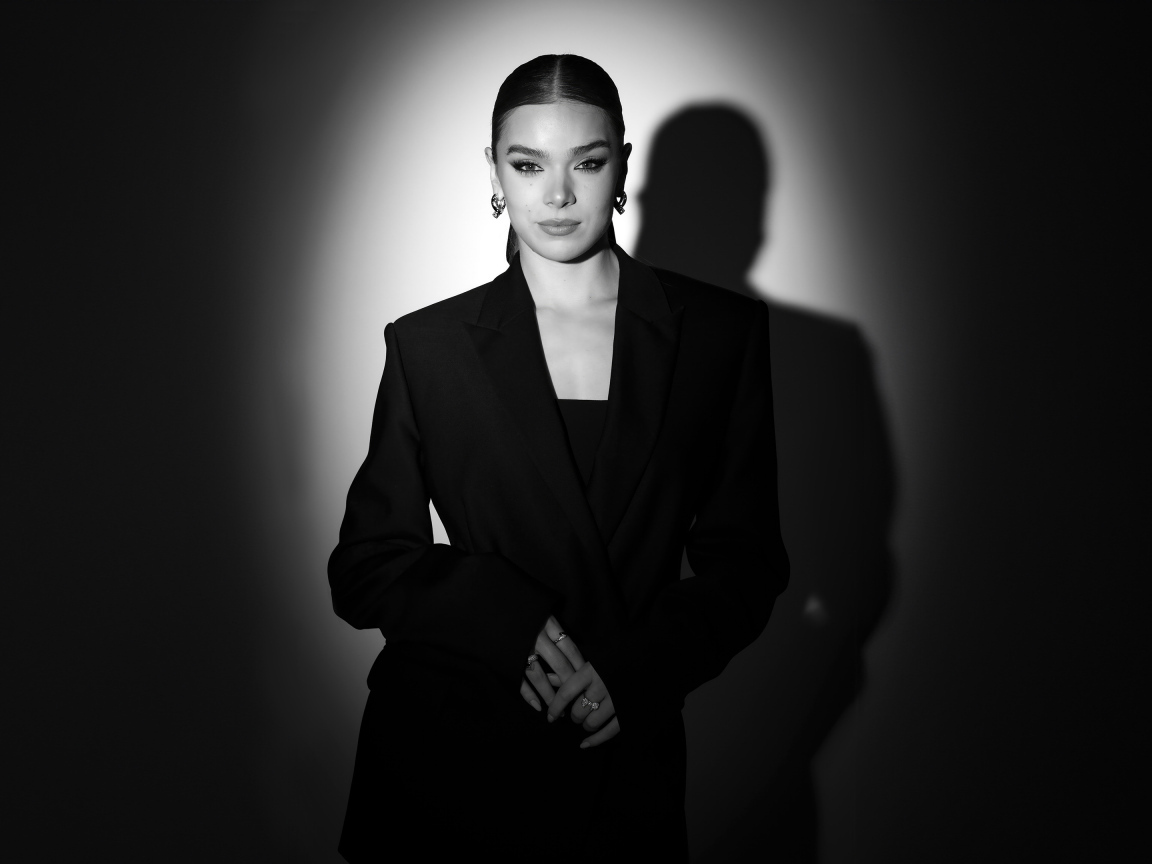 Черно-белое фото актрисы Хейли Стейнфилд