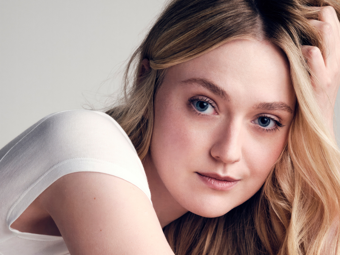 Голубоглазая актриса Дакота Фэннинг крупным планом