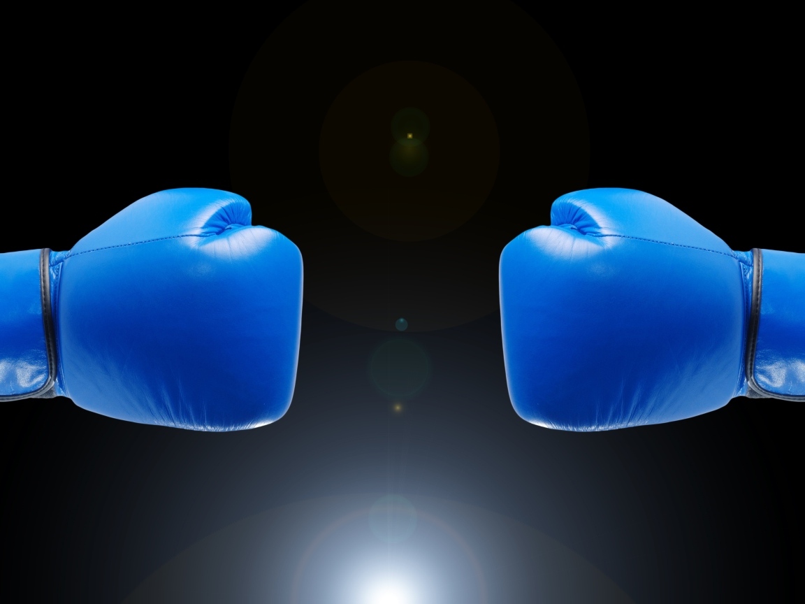 Синие боксерские перчатки на черном фоне