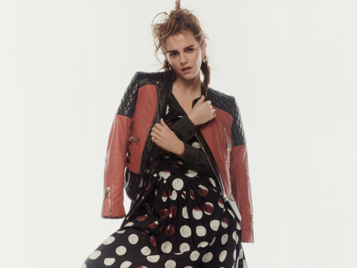 Британская актриса Эмма Уотсон на сером фоне