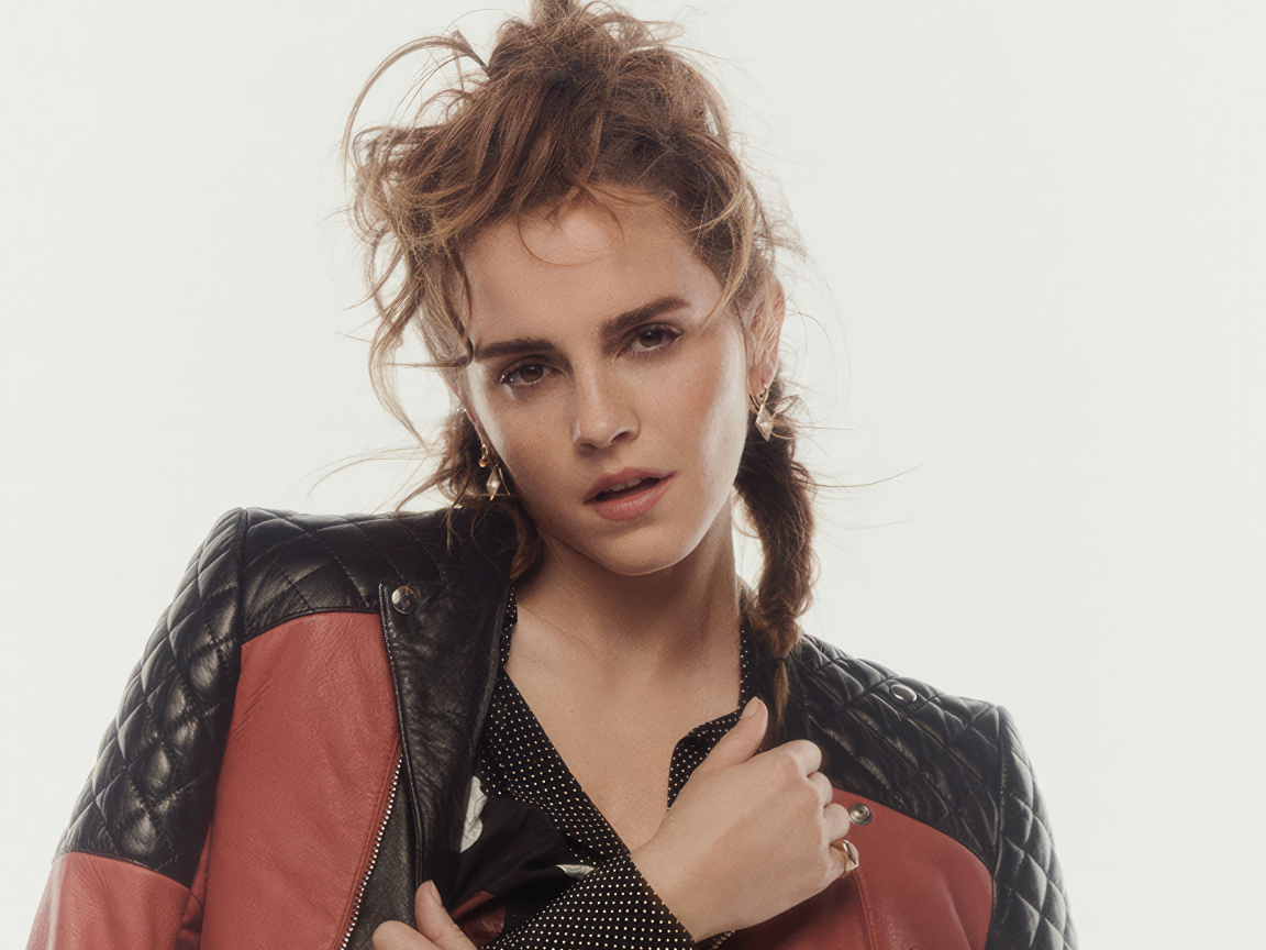 Кареглазая актриса Эмма Уотсон в куртке