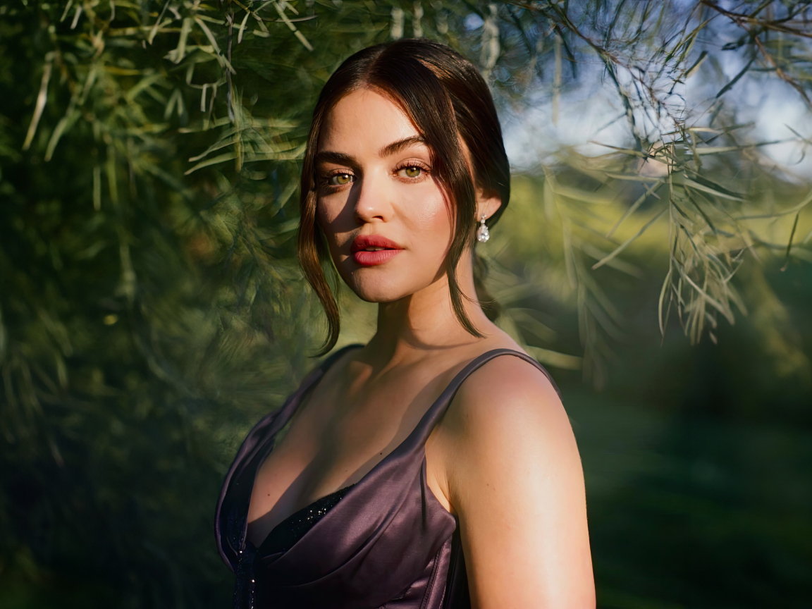 Брюнетка Люси Хейл в лучах солнца