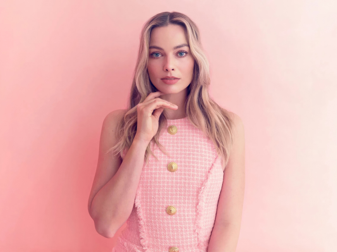 Милая голубоглазая блондинка Марго Робби на розовом фоне