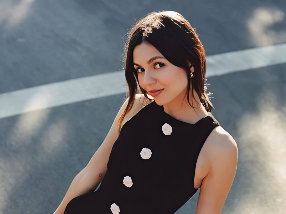 Милая кареглазая брюнетка актриса Виктория Джастис