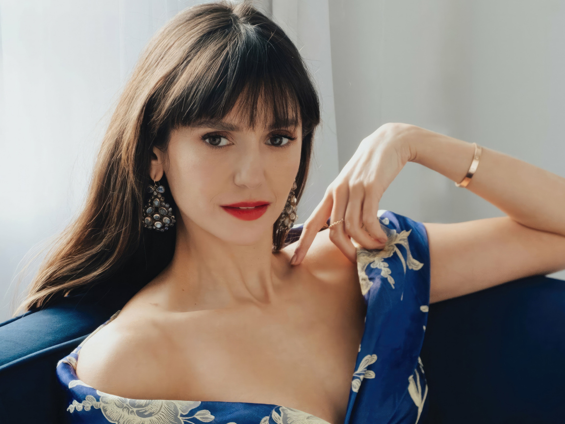 Милая девушка актриса Нина Добрев на диване