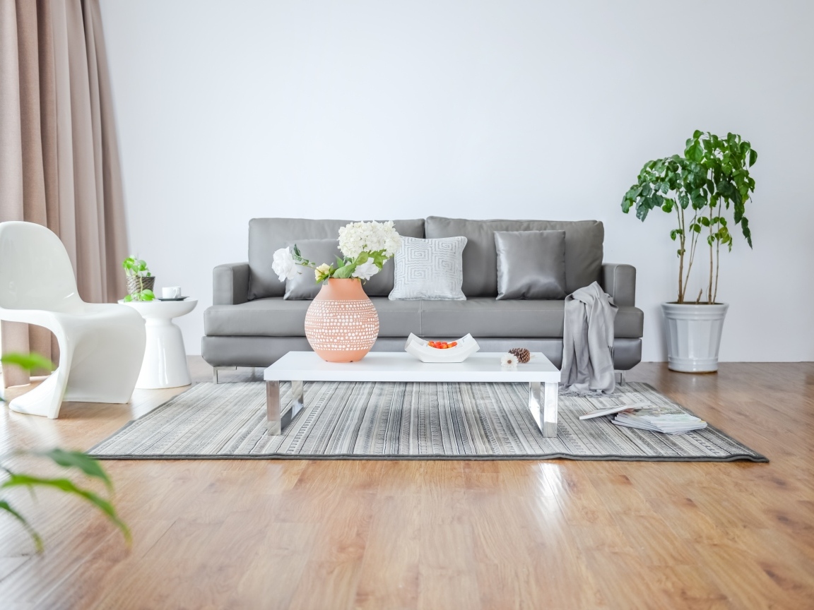 Серый диван в комнате в стиле минимализм