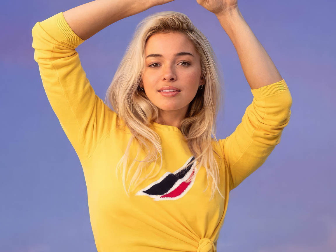 Гимнастка Ливви Данн на сиреневом фоне