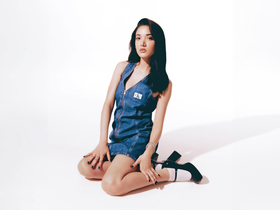 Индийская актриса Медха Шанкр на белом фоне