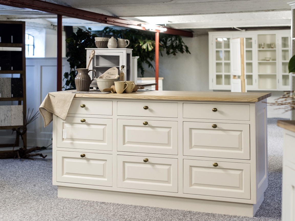 Большой белый комод в комнате